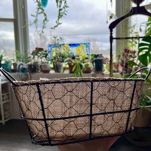 FARMHOUSE CHICKEN WIRE & BURLAP ORGANIZING BASKET